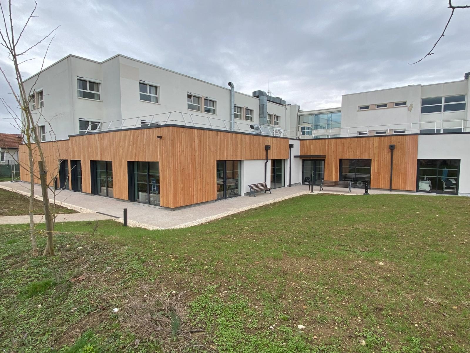 Bardage des façades d’un bâtiment — Vue 1 sur 1