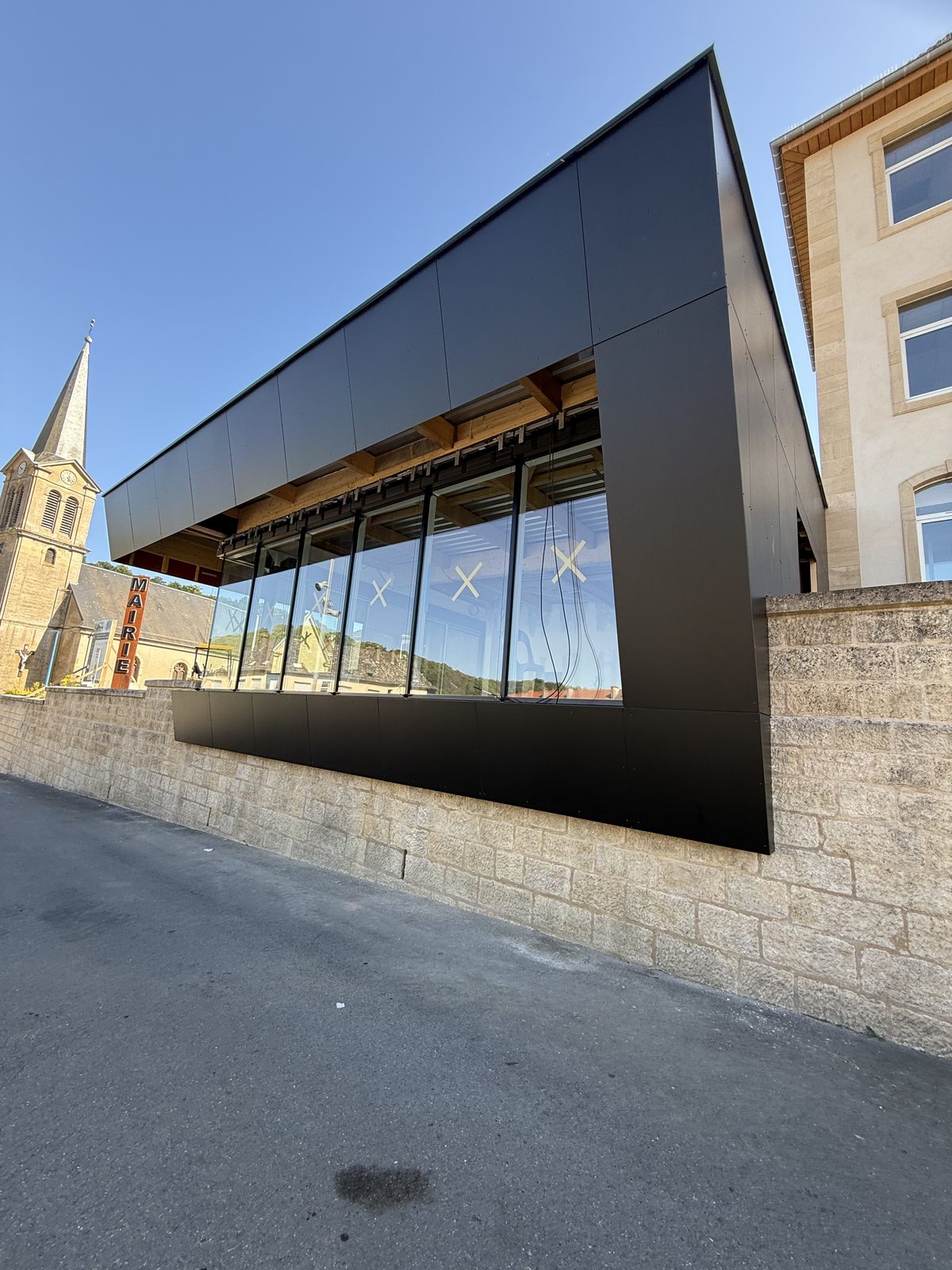 Habillage de façade à Ottange — Photo du 24 juin 2025