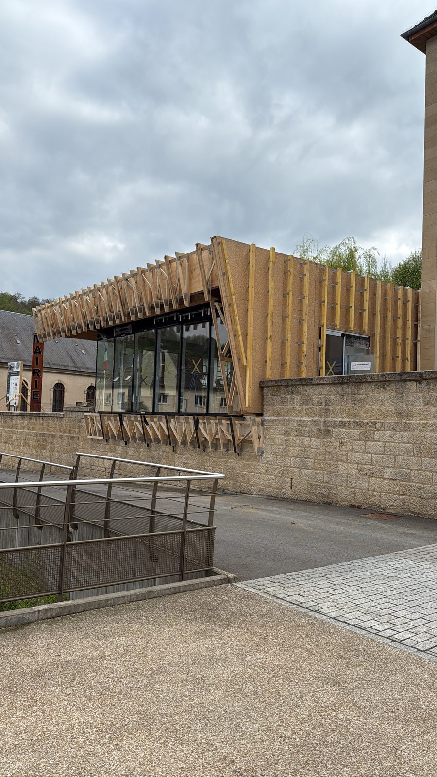Habillage de façade à Ottange — Photo du 25 avril 2025