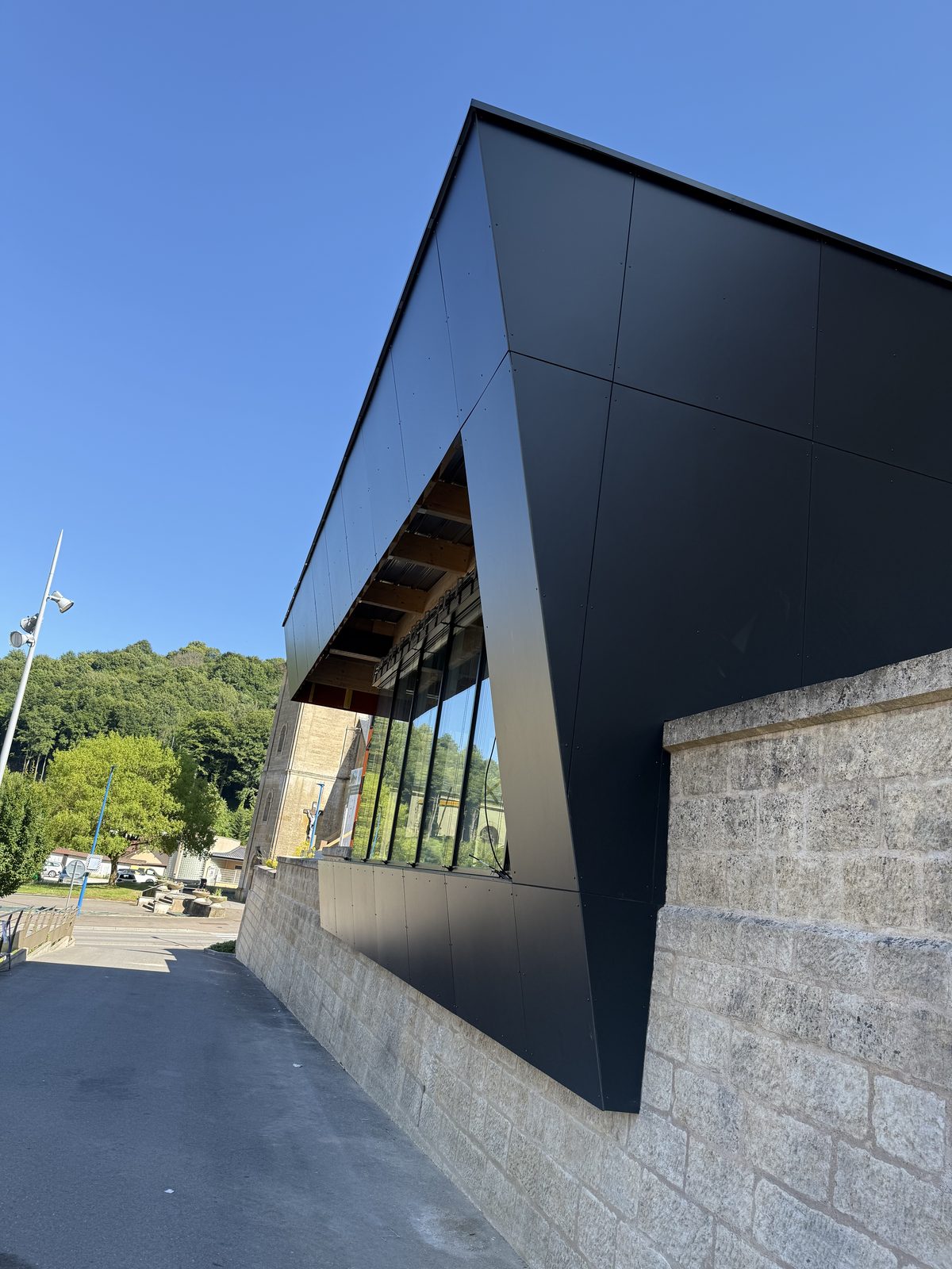 Habillage de façade à Ottange — Photo du 24 juin 2025